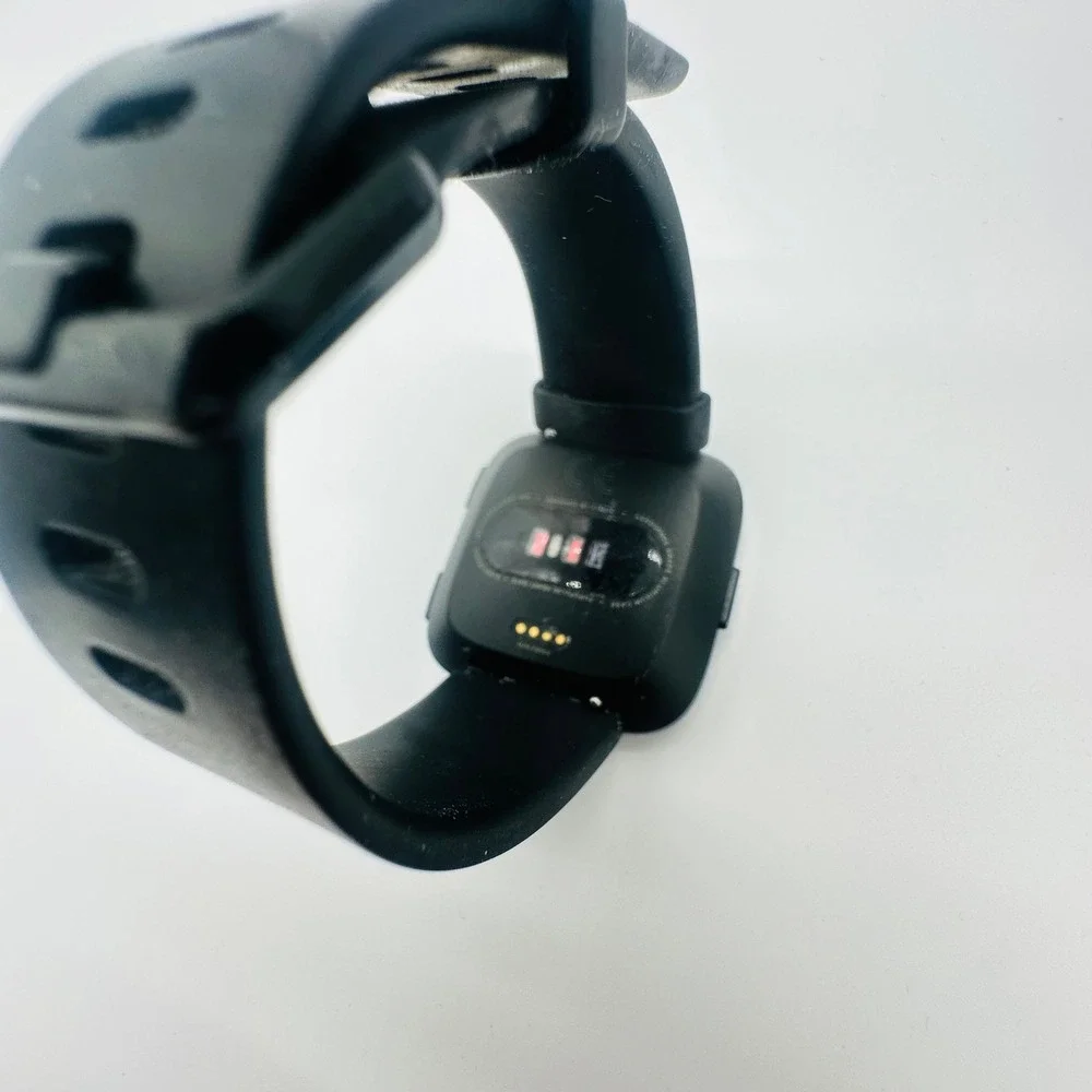 Fitbit Versa Smartwatch Black Black Aluminum Case FB504 Fitness Tracker Tested